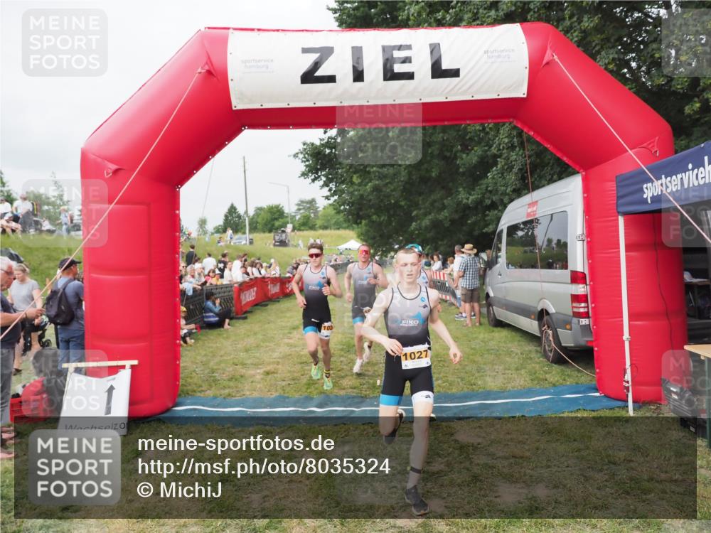 21.06.2025 - 27. Vierlanden-Triathlon MichiJ http://msf.ph/oto/8035324 15.06.2026 12:59:29 Ziel 1024, 1025, 1026, 1027 meine-sportfotos.de
