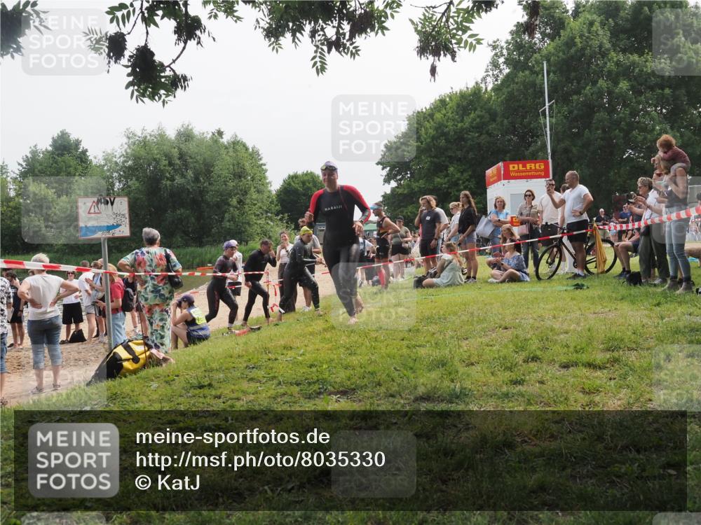 21.06.2025 - 27. Vierlanden-Triathlon KatJ http://msf.ph/oto/8035330 15.06.2025 11:20:04 Schwimmen 806, 889, 899, 930, 932, 964, 976 meine-sportfotos.de