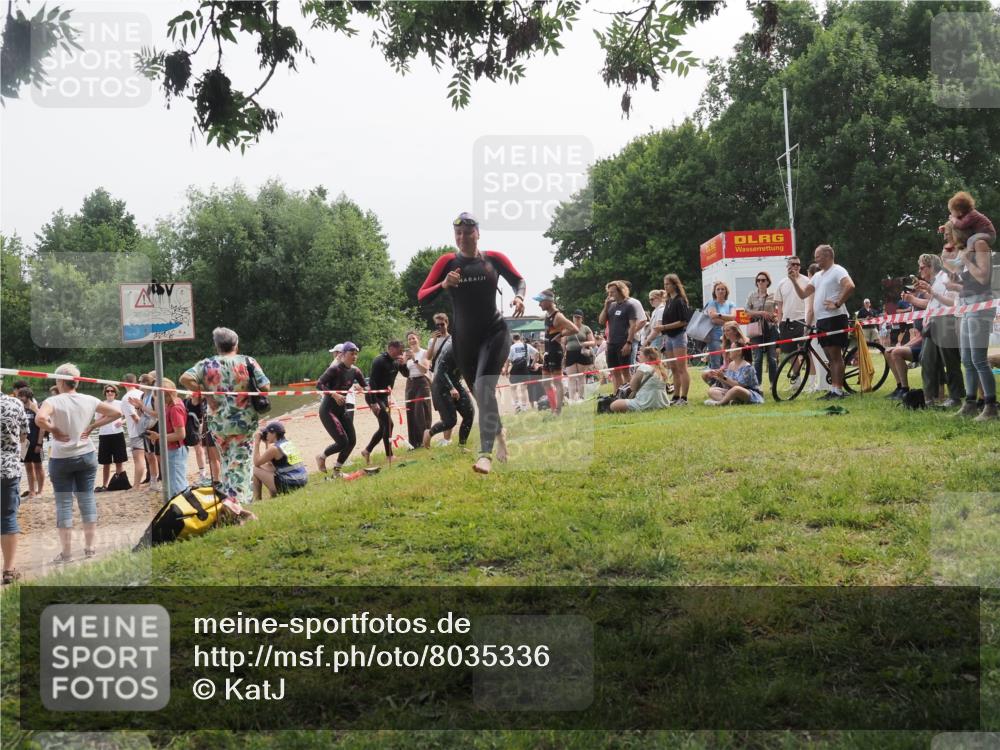 21.06.2025 - 27. Vierlanden-Triathlon KatJ http://msf.ph/oto/8035336 15.06.2025 11:20:04 Schwimmen 806, 889, 899, 930, 932, 964, 976 meine-sportfotos.de