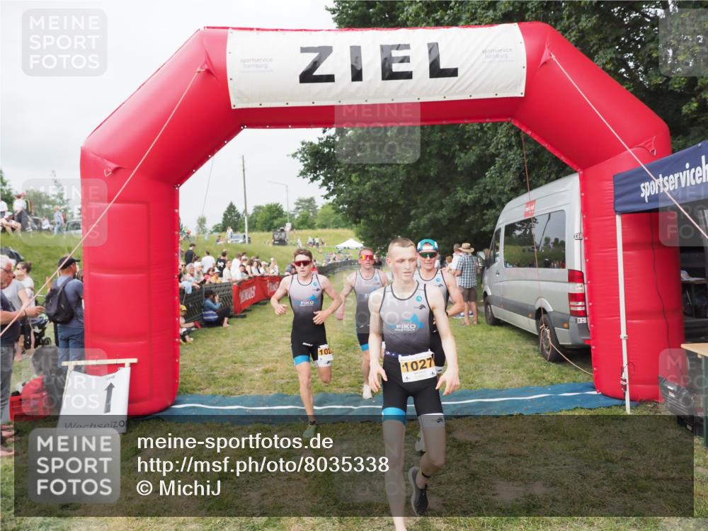 21.06.2025 - 27. Vierlanden-Triathlon MichiJ http://msf.ph/oto/8035338 15.06.2026 12:59:29 Ziel 1024, 1025, 1026, 1027 meine-sportfotos.de