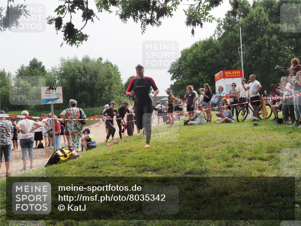 21.06.2025 - 27. Vierlanden-Triathlon KatJ http://msf.ph/oto/8035342 15.06.2025 11:20:04 Schwimmen 806, 889, 899, 930, 932, 964, 976 meine-sportfotos.de