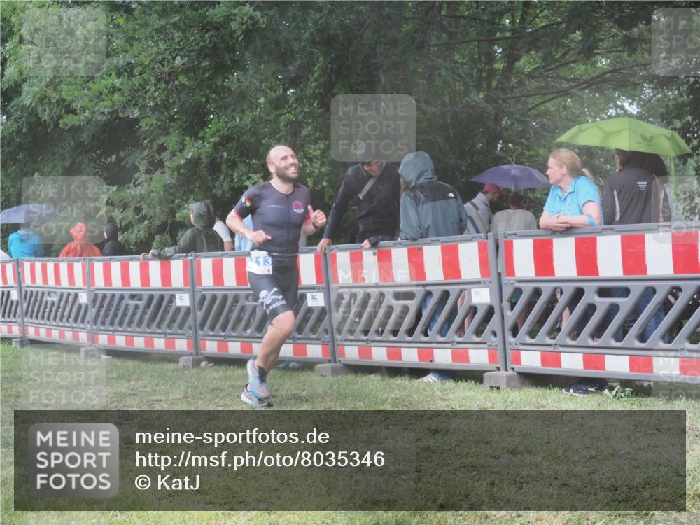 21.06.2025 - 27. Vierlanden-Triathlon KatJ http://msf.ph/oto/8035346 15.06.2025 13:51:09 Ziel 1113 meine-sportfotos.de