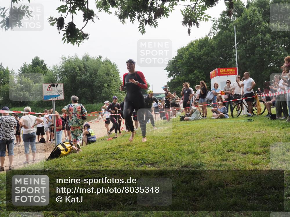 21.06.2025 - 27. Vierlanden-Triathlon KatJ http://msf.ph/oto/8035348 15.06.2025 11:20:04 Schwimmen 806, 889, 899, 930, 932, 964, 976 meine-sportfotos.de