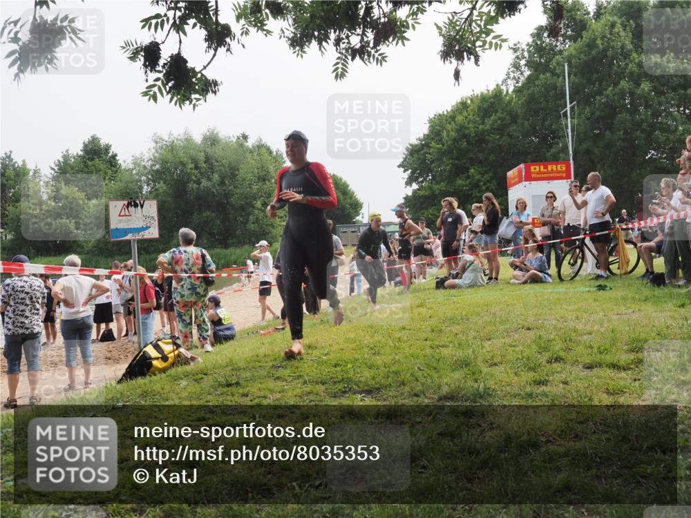 21.06.2025 - 27. Vierlanden-Triathlon KatJ http://msf.ph/oto/8035353 15.06.2025 11:20:04 Schwimmen 806, 889, 899, 930, 932, 964, 976 meine-sportfotos.de