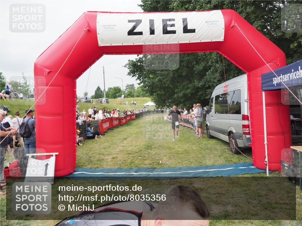 21.06.2025 - 27. Vierlanden-Triathlon MichiJ http://msf.ph/oto/8035356 15.06.2026 12:59:33 Ziel 851, 1024, 1025, 1026, 1027 meine-sportfotos.de