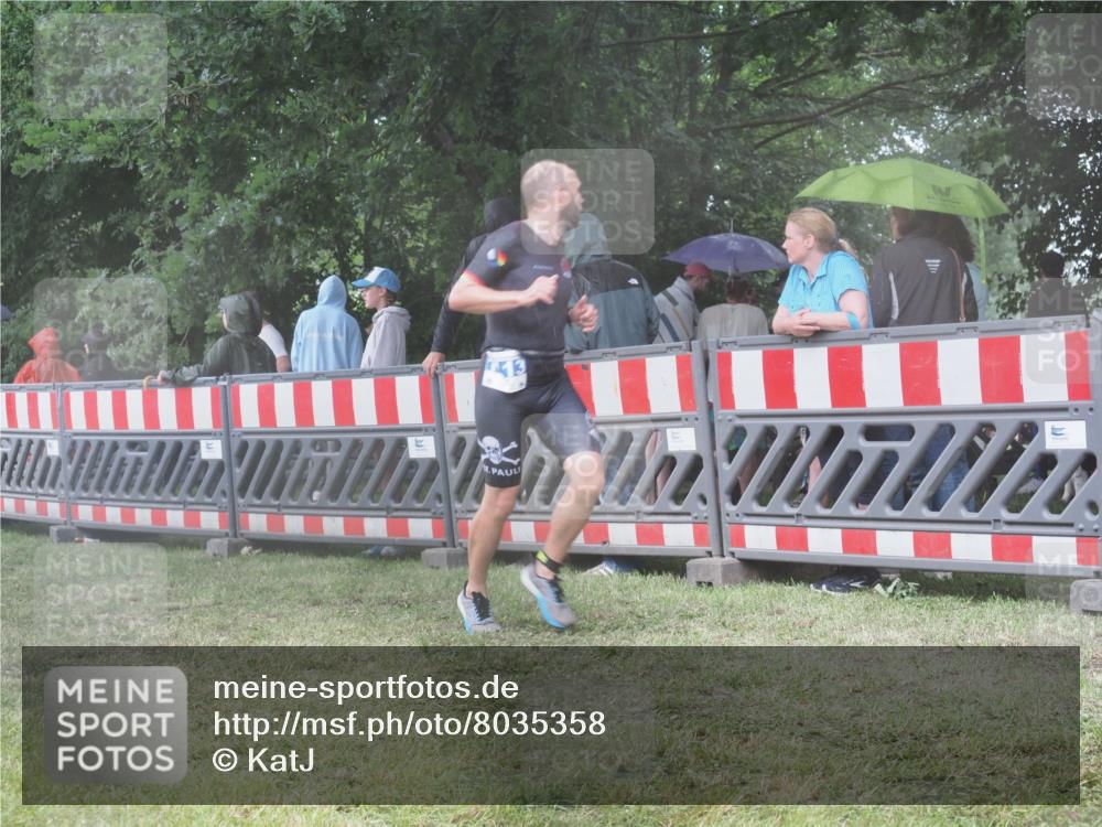 21.06.2025 - 27. Vierlanden-Triathlon KatJ http://msf.ph/oto/8035358 15.06.2025 13:51:09 Ziel 1113 meine-sportfotos.de