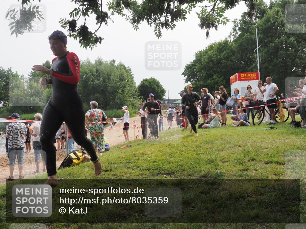 21.06.2025 - 27. Vierlanden-Triathlon KatJ http://msf.ph/oto/8035359 15.06.2025 11:20:05 Schwimmen 806, 889, 930, 932, 964, 976 meine-sportfotos.de