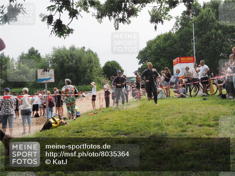 21.06.2025 - 27. Vierlanden-Triathlon KatJ http://msf.ph/oto/8035364 15.06.2025 11:20:05 Schwimmen 806, 889, 930, 932, 964, 976 meine-sportfotos.de