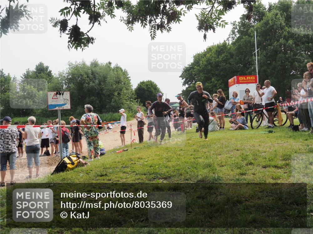 21.06.2025 - 27. Vierlanden-Triathlon KatJ http://msf.ph/oto/8035369 15.06.2025 11:20:05 Schwimmen 806, 889, 930, 932, 964, 976 meine-sportfotos.de