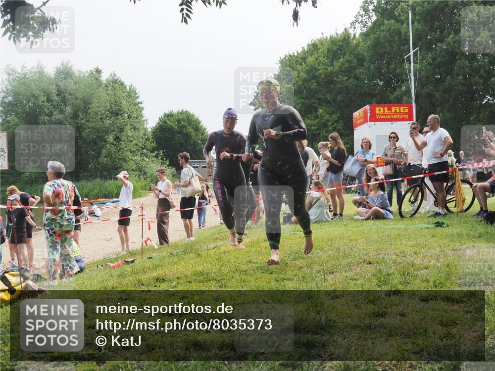 21.06.2025 - 27. Vierlanden-Triathlon KatJ http://msf.ph/oto/8035373 15.06.2025 11:20:06 Schwimmen 806, 889, 930, 932, 964, 976 meine-sportfotos.de