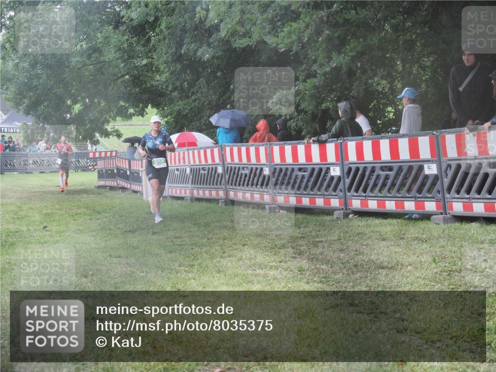 21.06.2025 - 27. Vierlanden-Triathlon KatJ http://msf.ph/oto/8035375 15.06.2025 13:51:23 Ziel 908, 1119 meine-sportfotos.de