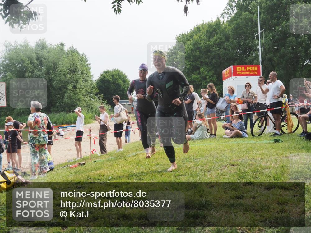 21.06.2025 - 27. Vierlanden-Triathlon KatJ http://msf.ph/oto/8035377 15.06.2025 11:20:06 Schwimmen 806, 889, 930, 932, 964, 976 meine-sportfotos.de