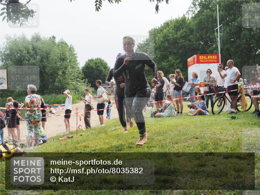 21.06.2025 - 27. Vierlanden-Triathlon KatJ http://msf.ph/oto/8035382 15.06.2025 11:20:06 Schwimmen 806, 889, 930, 932, 964, 976 meine-sportfotos.de