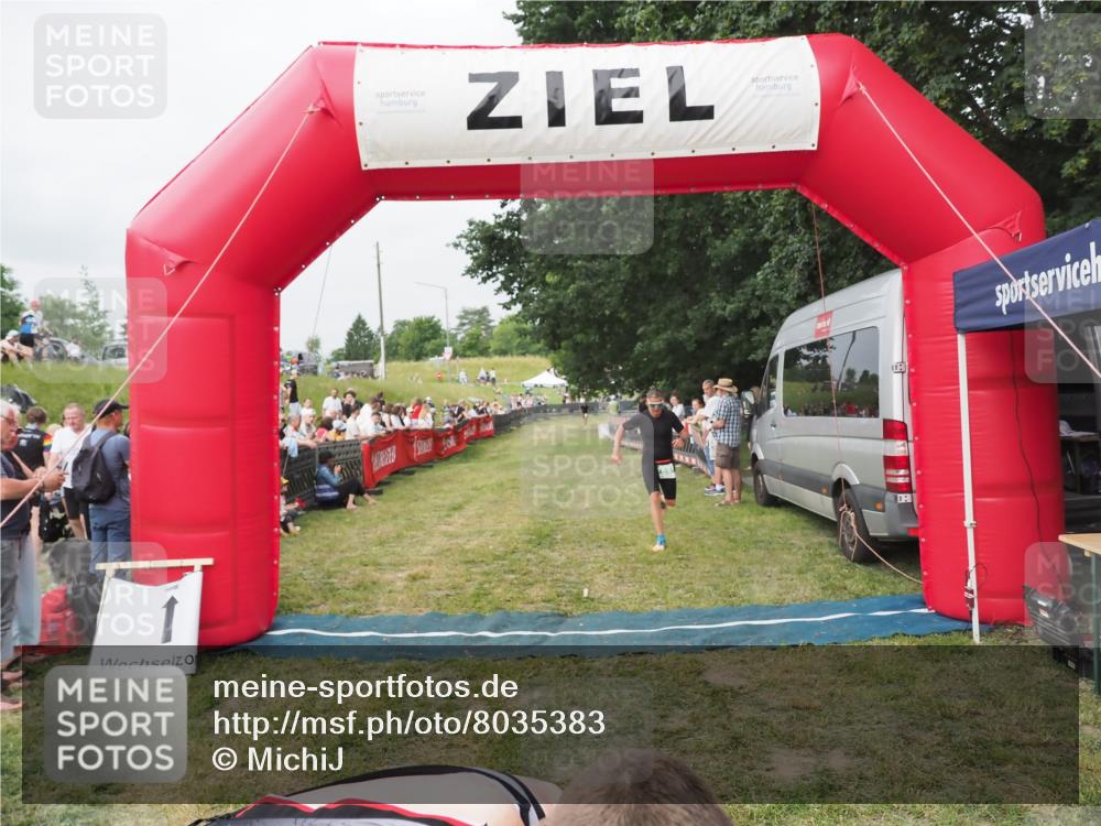 21.06.2025 - 27. Vierlanden-Triathlon MichiJ http://msf.ph/oto/8035383 15.06.2026 12:59:33 Ziel 851, 1024, 1025, 1026, 1027 meine-sportfotos.de