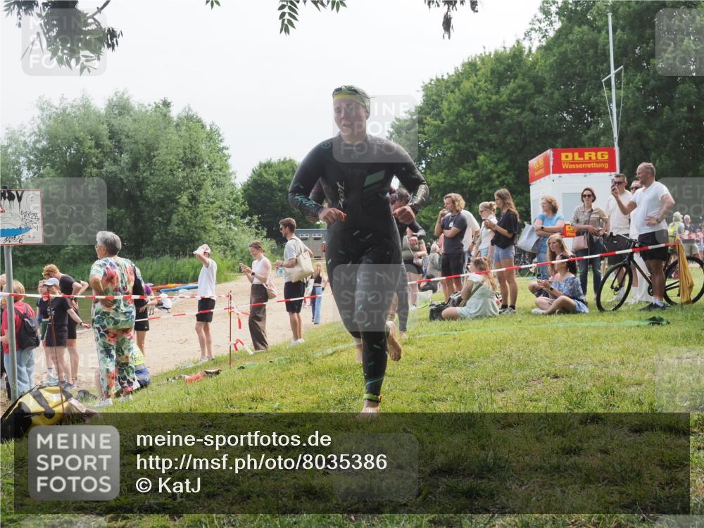 21.06.2025 - 27. Vierlanden-Triathlon KatJ http://msf.ph/oto/8035386 15.06.2025 11:20:06 Schwimmen 806, 889, 930, 932, 964, 976 meine-sportfotos.de