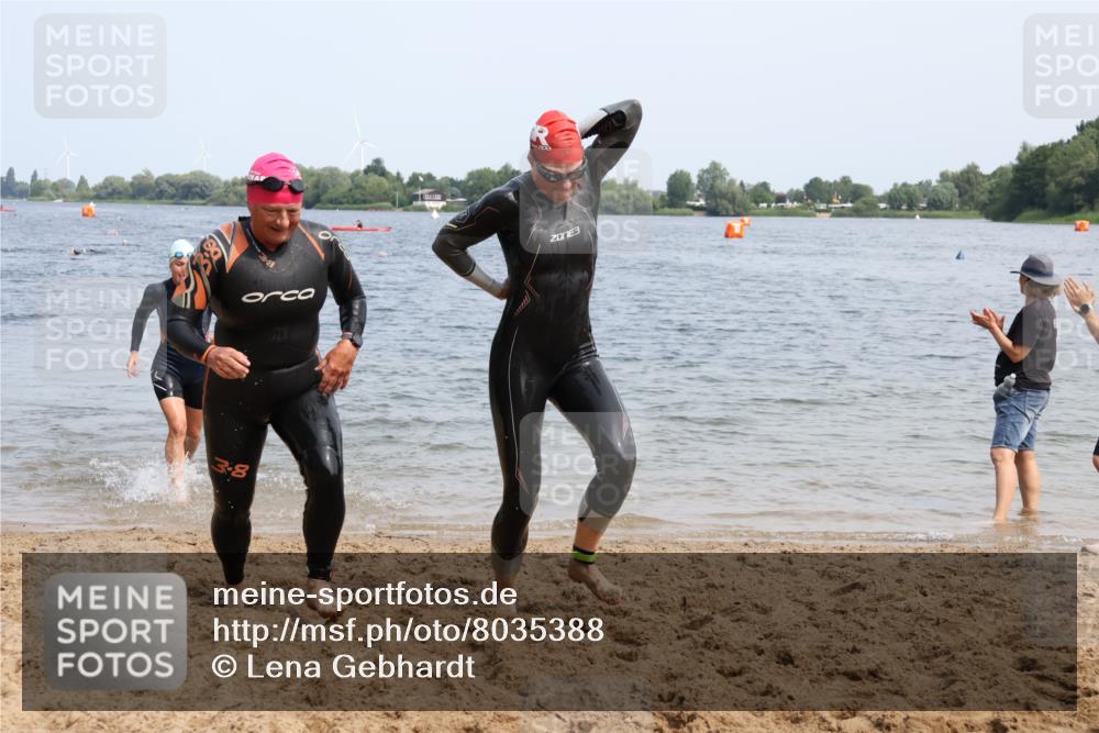 21.06.2025 - 27. Vierlanden-Triathlon Lena Gebhardt http://msf.ph/oto/8035388 15.06.2025 11:22:35 Schwimmen 891, 898, 914 meine-sportfotos.de