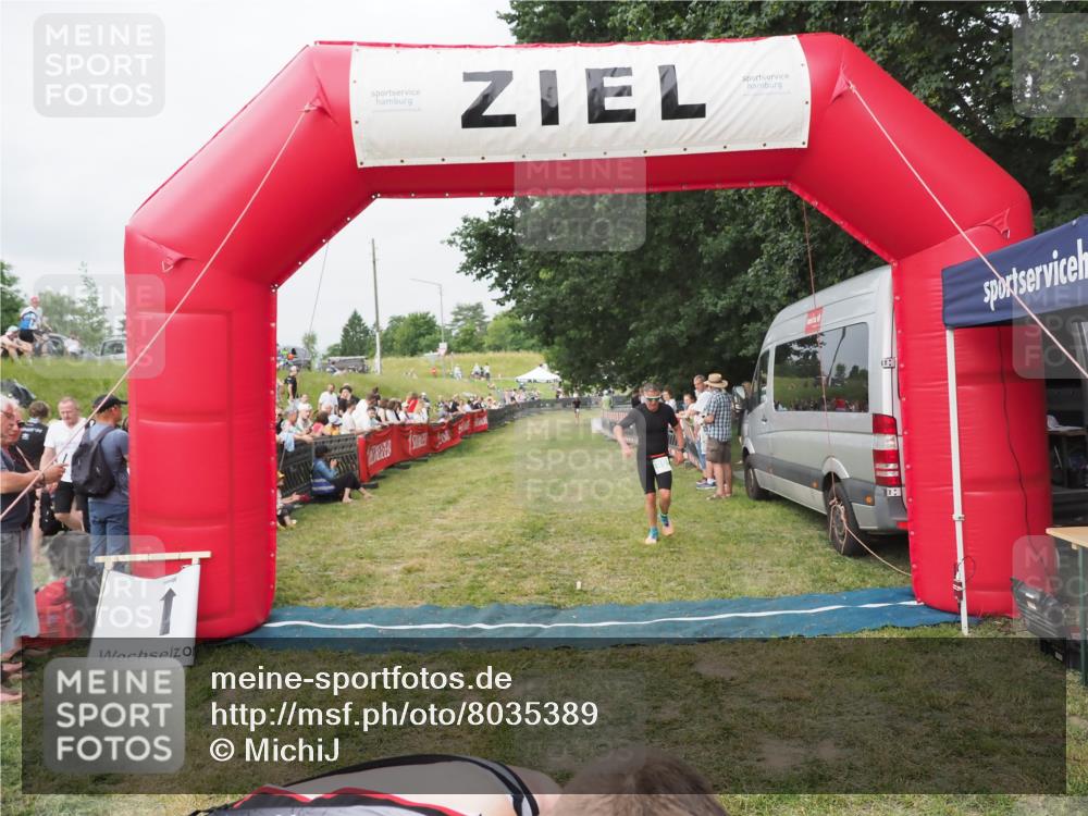 21.06.2025 - 27. Vierlanden-Triathlon MichiJ http://msf.ph/oto/8035389 15.06.2026 12:59:33 Ziel 851, 1024, 1025, 1026, 1027 meine-sportfotos.de