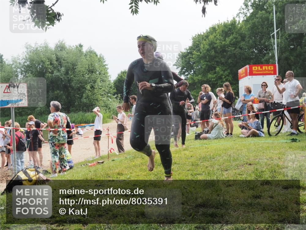21.06.2025 - 27. Vierlanden-Triathlon KatJ http://msf.ph/oto/8035391 15.06.2025 11:20:07 Schwimmen 806, 889, 930, 932, 964, 976 meine-sportfotos.de