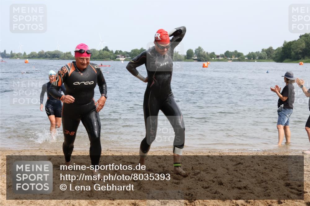 21.06.2025 - 27. Vierlanden-Triathlon Lena Gebhardt http://msf.ph/oto/8035393 15.06.2025 11:22:35 Schwimmen 891, 898, 914 meine-sportfotos.de