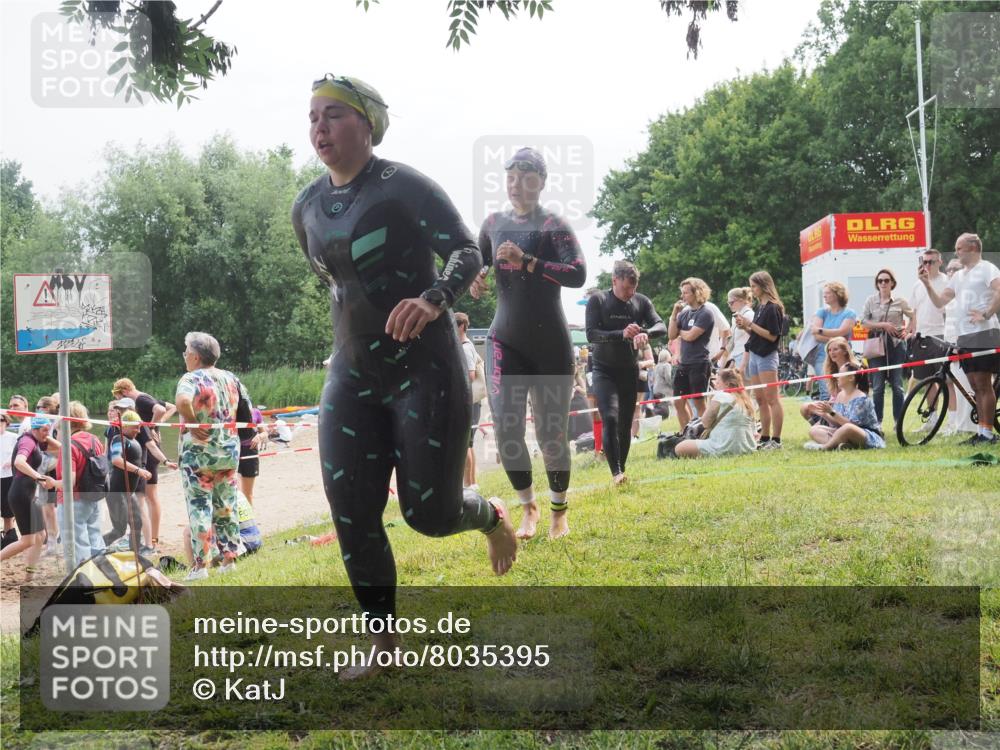 21.06.2025 - 27. Vierlanden-Triathlon KatJ http://msf.ph/oto/8035395 15.06.2025 11:20:07 Schwimmen 806, 889, 930, 932, 964, 976 meine-sportfotos.de