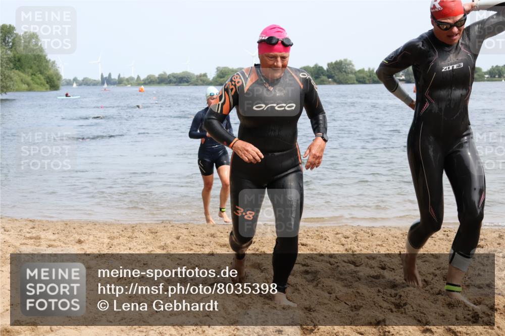 21.06.2025 - 27. Vierlanden-Triathlon Lena Gebhardt http://msf.ph/oto/8035398 15.06.2025 11:22:36 Schwimmen 891, 898, 914 meine-sportfotos.de