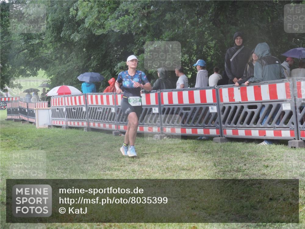 21.06.2025 - 27. Vierlanden-Triathlon KatJ http://msf.ph/oto/8035399 15.06.2025 13:51:25 Ziel 908, 1119 meine-sportfotos.de
