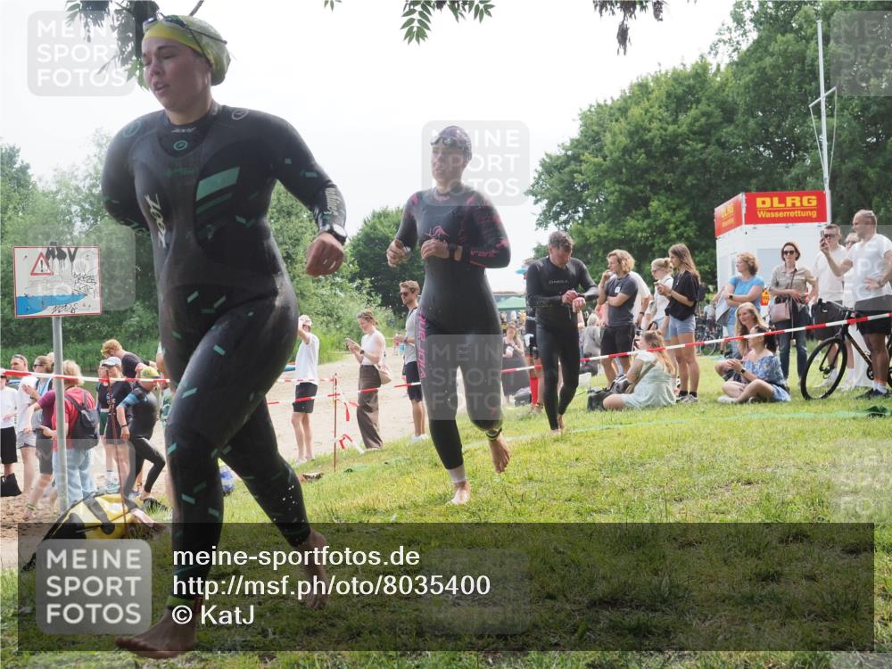 21.06.2025 - 27. Vierlanden-Triathlon KatJ http://msf.ph/oto/8035400 15.06.2025 11:20:07 Schwimmen 806, 889, 930, 932, 964, 976 meine-sportfotos.de
