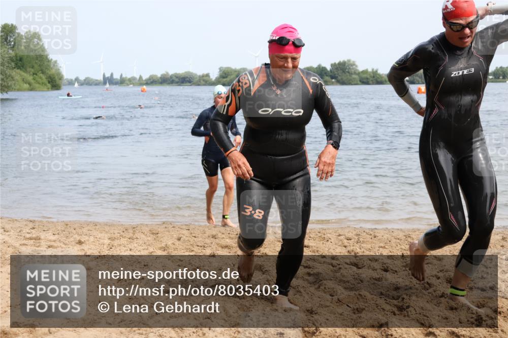21.06.2025 - 27. Vierlanden-Triathlon Lena Gebhardt http://msf.ph/oto/8035403 15.06.2025 11:22:36 Schwimmen 891, 898, 914 meine-sportfotos.de