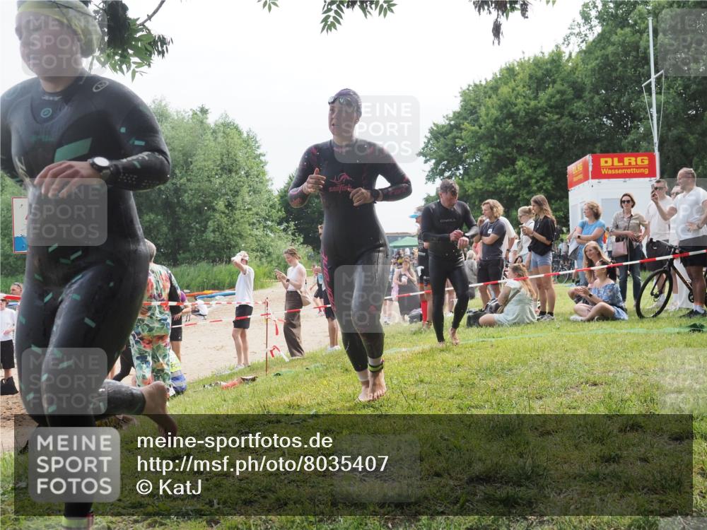 21.06.2025 - 27. Vierlanden-Triathlon KatJ http://msf.ph/oto/8035407 15.06.2025 11:20:07 Schwimmen 806, 889, 930, 932, 964, 976 meine-sportfotos.de