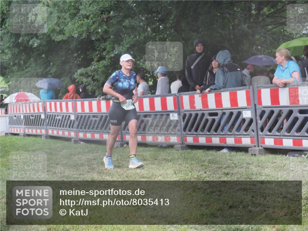 21.06.2025 - 27. Vierlanden-Triathlon KatJ http://msf.ph/oto/8035413 15.06.2025 13:51:25 Ziel 908, 1119 meine-sportfotos.de