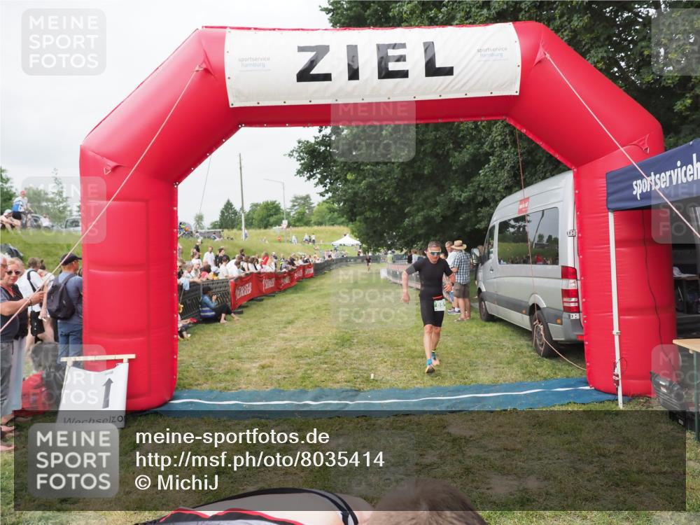 21.06.2025 - 27. Vierlanden-Triathlon MichiJ http://msf.ph/oto/8035414 15.06.2026 12:59:34 Ziel 851, 1024, 1025, 1026, 1027 meine-sportfotos.de