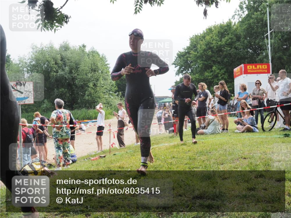 21.06.2025 - 27. Vierlanden-Triathlon KatJ http://msf.ph/oto/8035415 15.06.2025 11:20:07 Schwimmen 806, 889, 930, 932, 964, 976 meine-sportfotos.de