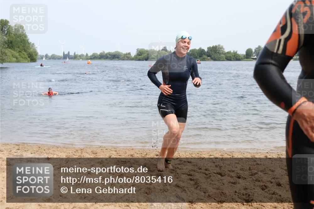 21.06.2025 - 27. Vierlanden-Triathlon Lena Gebhardt http://msf.ph/oto/8035416 15.06.2025 11:22:38 Schwimmen 891, 898, 914 meine-sportfotos.de