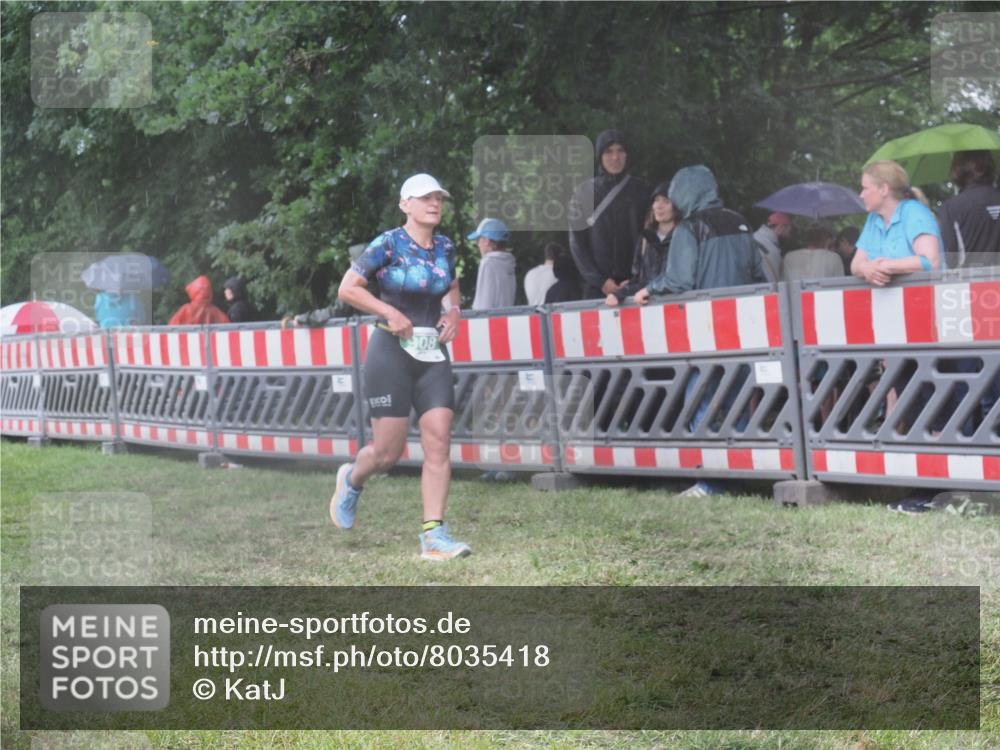 21.06.2025 - 27. Vierlanden-Triathlon KatJ http://msf.ph/oto/8035418 15.06.2025 13:51:25 Ziel 908, 1119 meine-sportfotos.de