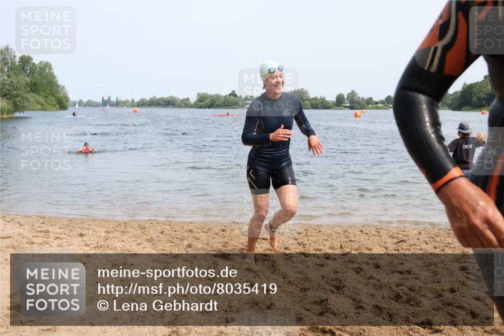 21.06.2025 - 27. Vierlanden-Triathlon Lena Gebhardt http://msf.ph/oto/8035419 15.06.2025 11:22:38 Schwimmen 891, 898, 914 meine-sportfotos.de