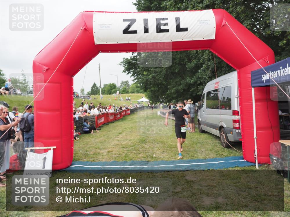 21.06.2025 - 27. Vierlanden-Triathlon MichiJ http://msf.ph/oto/8035420 15.06.2026 12:59:34 Ziel 851, 1024, 1025, 1026, 1027 meine-sportfotos.de