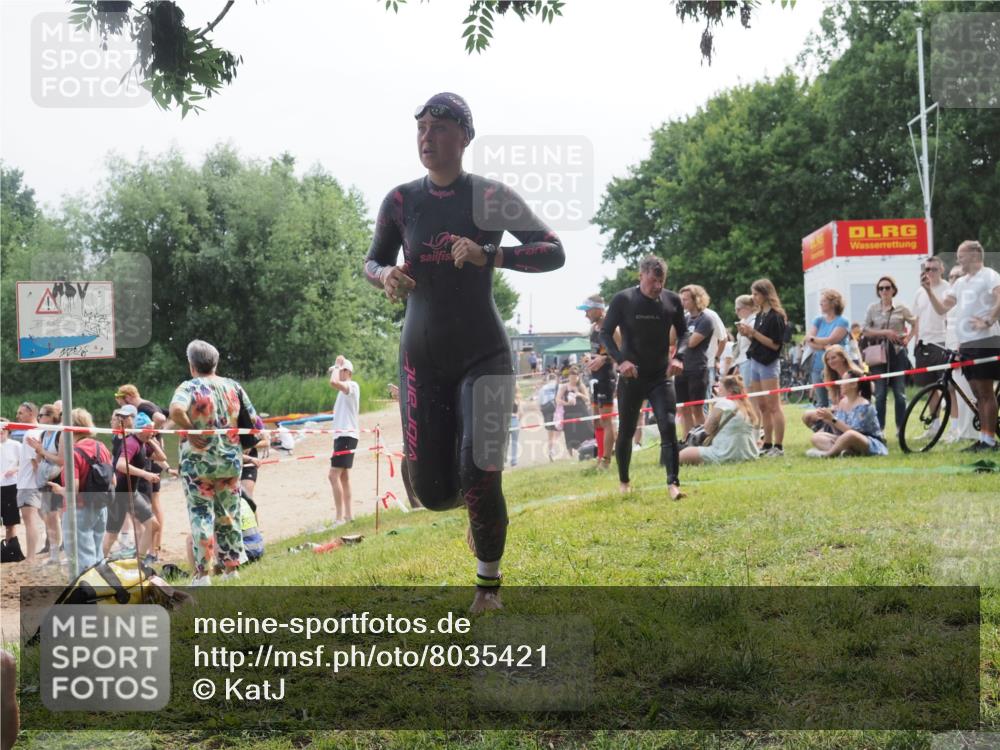 21.06.2025 - 27. Vierlanden-Triathlon KatJ http://msf.ph/oto/8035421 15.06.2025 11:20:07 Schwimmen 806, 889, 930, 932, 964, 976 meine-sportfotos.de