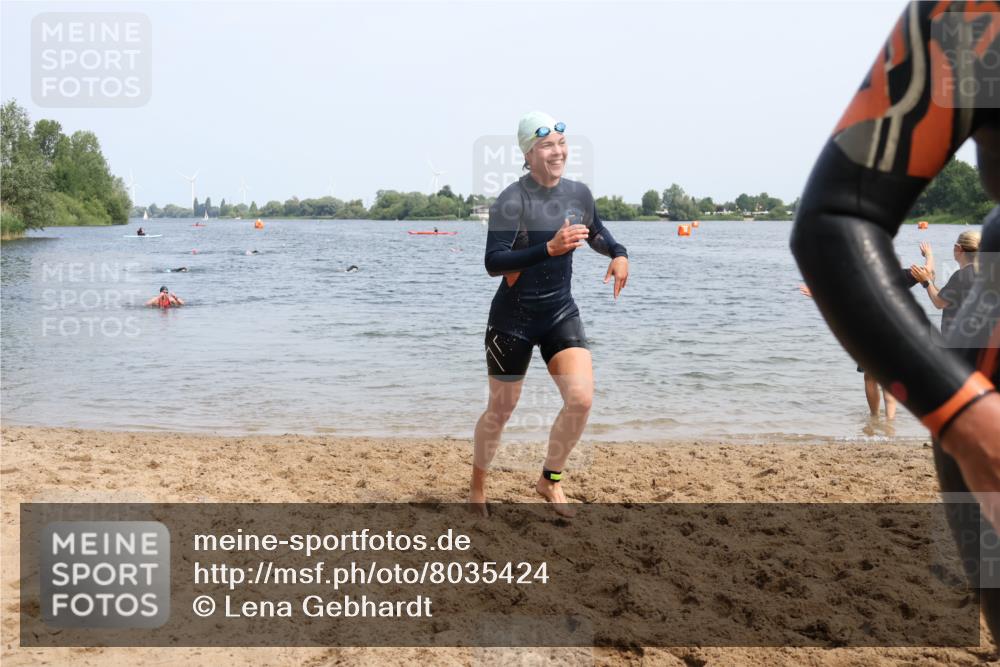21.06.2025 - 27. Vierlanden-Triathlon Lena Gebhardt http://msf.ph/oto/8035424 15.06.2025 11:22:38 Schwimmen 891, 898, 914 meine-sportfotos.de