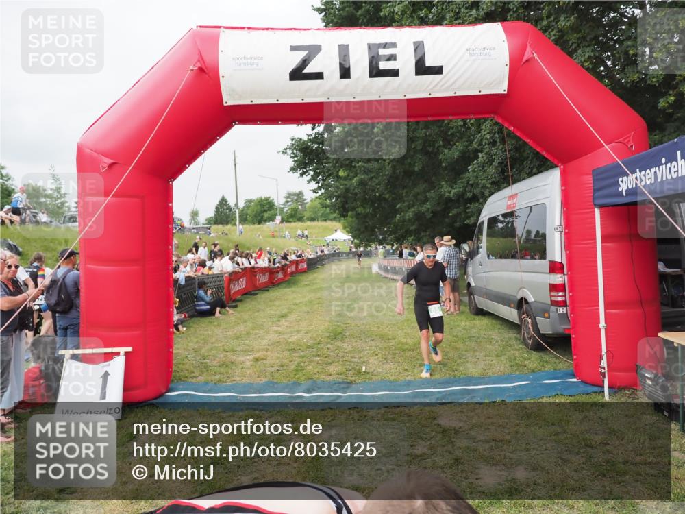 21.06.2025 - 27. Vierlanden-Triathlon MichiJ http://msf.ph/oto/8035425 15.06.2026 12:59:34 Ziel 851, 1024, 1025, 1026, 1027 meine-sportfotos.de