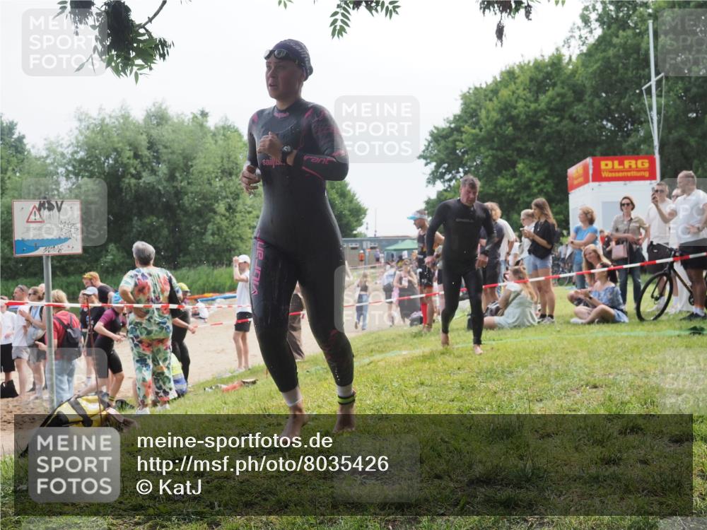 21.06.2025 - 27. Vierlanden-Triathlon KatJ http://msf.ph/oto/8035426 15.06.2025 11:20:07 Schwimmen 806, 889, 930, 932, 964, 976 meine-sportfotos.de