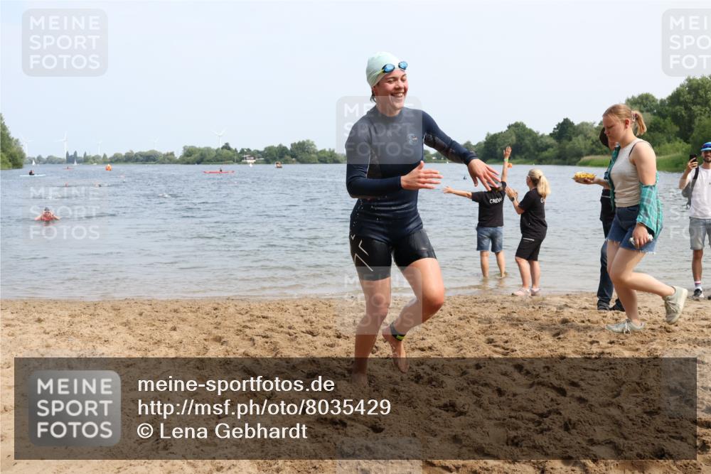 21.06.2025 - 27. Vierlanden-Triathlon Lena Gebhardt http://msf.ph/oto/8035429 15.06.2025 11:22:39 Schwimmen 891, 898, 914 meine-sportfotos.de