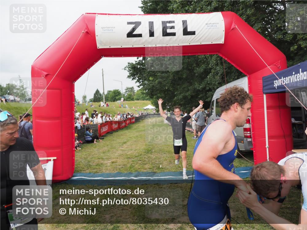 21.06.2025 - 27. Vierlanden-Triathlon MichiJ http://msf.ph/oto/8035430 15.06.2026 13:00:08 Ziel 661 meine-sportfotos.de