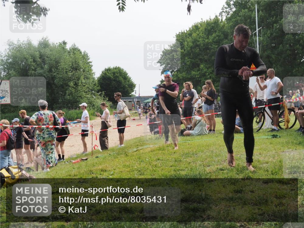 21.06.2025 - 27. Vierlanden-Triathlon KatJ http://msf.ph/oto/8035431 15.06.2025 11:20:10 Schwimmen 806, 889, 930, 932, 940, 964, 976 meine-sportfotos.de