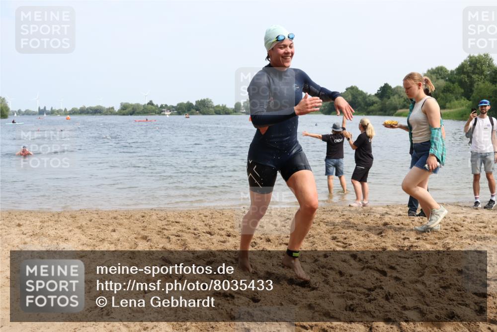 21.06.2025 - 27. Vierlanden-Triathlon Lena Gebhardt http://msf.ph/oto/8035433 15.06.2025 11:22:39 Schwimmen 891, 898, 914 meine-sportfotos.de