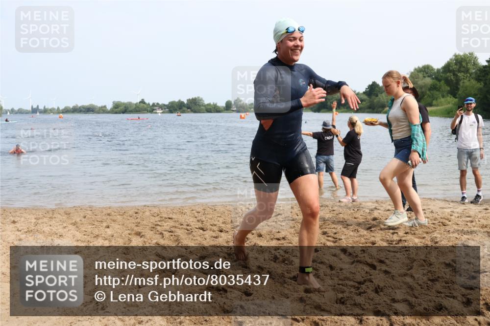 21.06.2025 - 27. Vierlanden-Triathlon Lena Gebhardt http://msf.ph/oto/8035437 15.06.2025 11:22:39 Schwimmen 891, 898, 914 meine-sportfotos.de