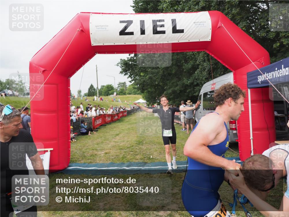 21.06.2025 - 27. Vierlanden-Triathlon MichiJ http://msf.ph/oto/8035440 15.06.2026 13:00:08 Ziel 661 meine-sportfotos.de