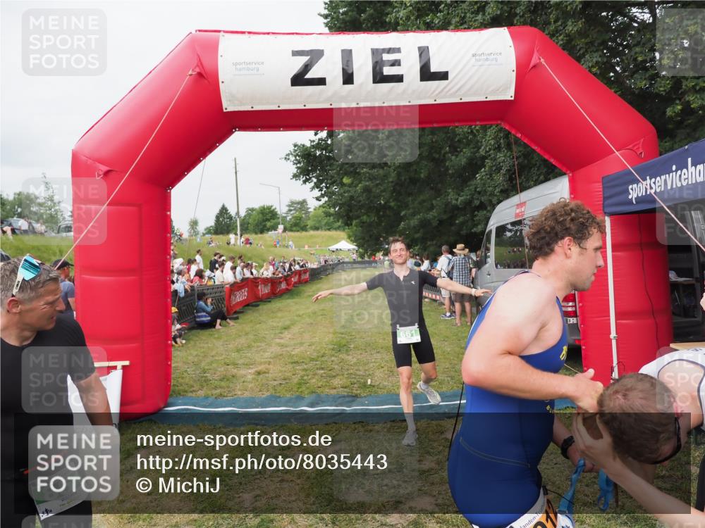 21.06.2025 - 27. Vierlanden-Triathlon MichiJ http://msf.ph/oto/8035443 15.06.2026 13:00:08 Ziel 661 meine-sportfotos.de