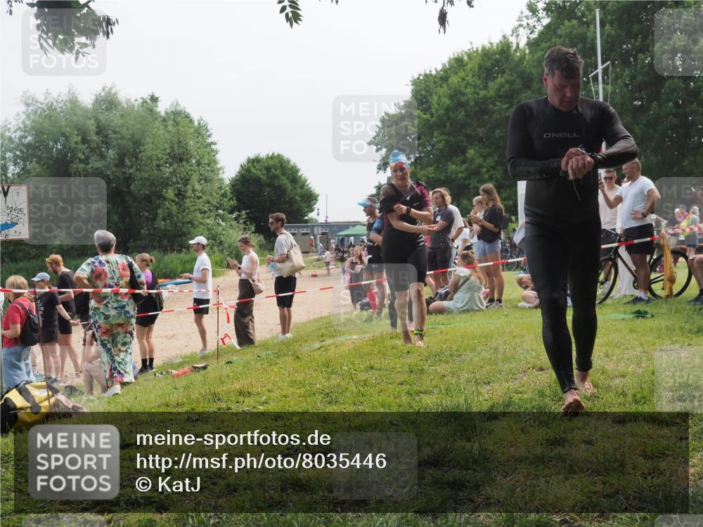 21.06.2025 - 27. Vierlanden-Triathlon KatJ http://msf.ph/oto/8035446 15.06.2025 11:20:11 Schwimmen 806, 889, 930, 932, 940, 964, 976 meine-sportfotos.de