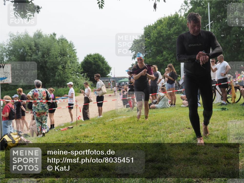 21.06.2025 - 27. Vierlanden-Triathlon KatJ http://msf.ph/oto/8035451 15.06.2025 11:20:11 Schwimmen 806, 889, 930, 932, 940, 964, 976 meine-sportfotos.de