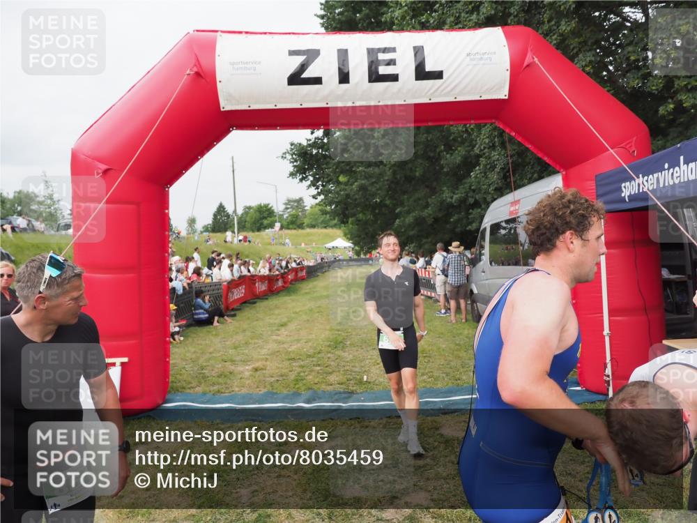 21.06.2025 - 27. Vierlanden-Triathlon MichiJ http://msf.ph/oto/8035459 15.06.2026 13:00:08 Ziel 661 meine-sportfotos.de